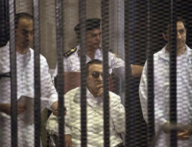 بدء محاكمة مبارك ونجليه بتهمة الاستيلاء على أموال بدء محاكمة مبارك ونجليه بتهمة الاستيلاء على أموال