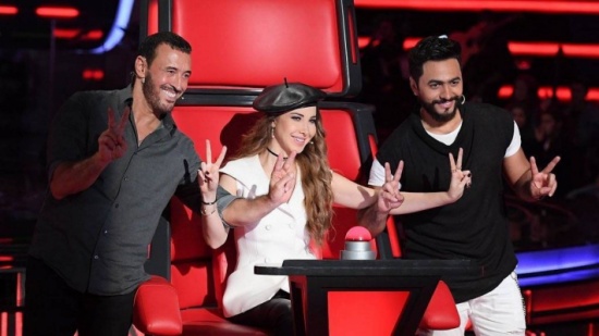 نانسي عجرم 'على الأرض'... وكاظم الساهر يلتقط الصورة! فيديو