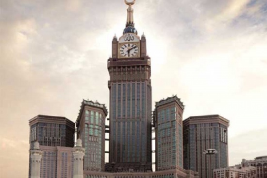 فيديو.. شاب متهور يسير على حافة برج “ساعة مكة” أعلى قمة في السعودية