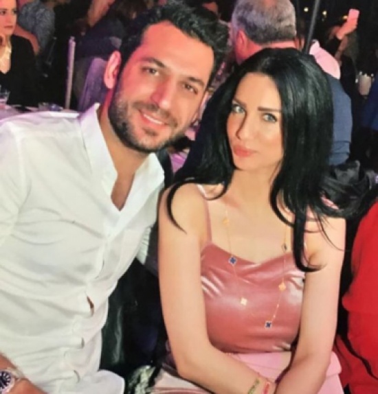ماذا بين زوجة التركي مراد وهذا الفنان؟