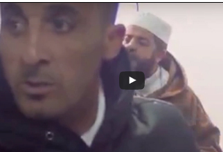 شاهد.. | حدثت هزة أرضية والشيخ يتكلم.. شاهدوا ردة فعل الشيخ !!