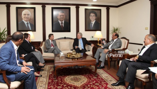 وزير الداخلية يلتقي وفد اعضاء المعهد الديمقراطي الامريكي وزير الداخلية يلتقي وفد اعضاء المعهد الديمقراطي الامريكي