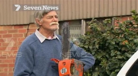 أسترالي يسعف نفسه للمستشفى بعدما قص وجهه بالمنشار