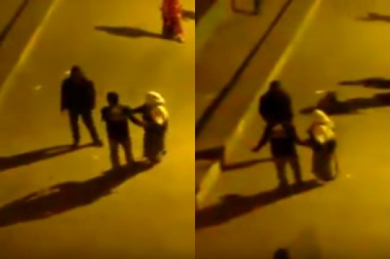 شاب يعتدي بالسيف على شاب وامرأة في الشارع