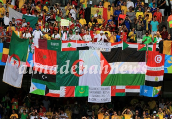 بالصور : الجمهور الجزائري يرفع العلم الاردني في البرازيل