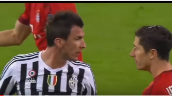 بالفيديو : اغرب المشاجرا ت فى كرة القدم بين اللاعبين بينهم (كريستيانو وميسي وسواريز)