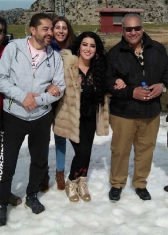 سمية الخشاب تتزلج على جليد لبنان
