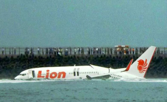 كيف تحطمت "الإندونيسية".. تسجيلات تكشف تفاصيل "مروعة"