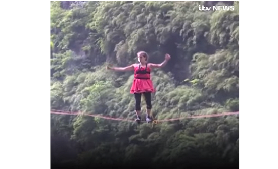 بالفيديو : مسابقة لعبور حبل بين جبلين بالكعب العالي