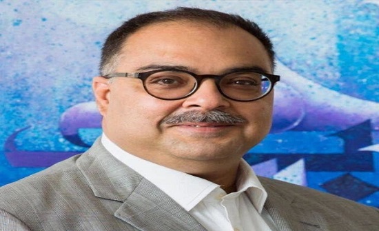 هذا ما رواه الناجيان من الطائرة الباكستانية.. "كانت معجزة"تتكشف مع مرور الوقت المزيد من التفاصيل عن ركاب الطائرة الباكستانية المنكوبة، فقد قضى 97 راكباً ونجا شخصان، فيما تواصل السلطات عملية فحص الجثث لتحديد هوية أصحابها، وهي مهمة صعبة بسبب الآثار التي خلفها تحطم الطائرة مما دفع للاستعانة بفحص الحمض النووي. مدير بنك محلي أبرز الناجين لربما هي من المرات القليلة التي ينجو فيها أحد الركاب من حادث طيران، فقد نجا ظفر مسعود، الذي يعمل مديراً لـ"بنك البنجاب" المحلي من الموت بأعجوبة. وعبّر ظفر عن شكره هذا ما رواه الناجيان من الطائرة الباكستانية.. "كانت معجزة"تتكشف مع مرور الوقت المزيد من التفاصيل عن ركاب الطائرة الباكستانية المنكوبة، فقد قضى 97 راكباً ونجا شخصان، فيما تواصل السلطات عملية فحص الجثث لتحديد هوية أصحابها، وهي مهمة صعبة بسبب الآثار التي خلفها تحطم الطائرة مما دفع للاستعانة بفحص الحمض النووي. مدير بنك محلي أبرز الناجين لربما هي من المرات القليلة التي ينجو فيها أحد الركاب من حادث طيران، فقد نجا ظفر مسعود، الذي يعمل مديراً لـ"بنك البنجاب" المحلي من الموت بأعجوبة. وعبّر ظفر عن شكره