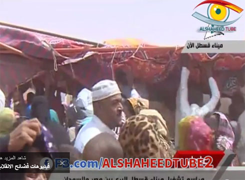 بالفيديو : خيمة تسقط على " وزير " اثناء مؤتمر صحفي بالفيديو : خيمة تسقط على " وزير " اثناء مؤتمر صحفي
