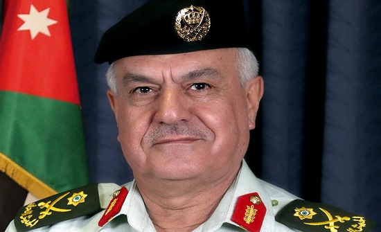 رئيس هيئة الأركان يشارك إحدى نقاط الغلق وجبة الإفطار