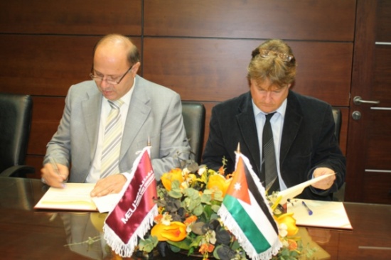 تعزيز التعاون الاكاديمي بين جامعتي الشرق الاوسط وشرق البحر المتوسط