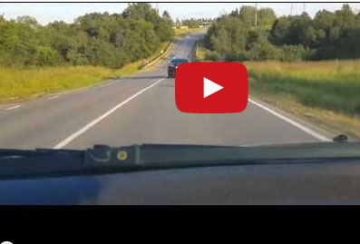 دراجة نارية تظهر من العدم وتفاجئ سائق سيارة