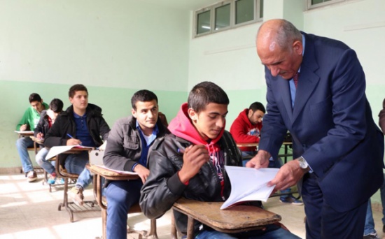 الذنيبات يتفقد عددا من قاعات الثانوية العامة بلواء الجامعة الذنيبات يتفقد عددا من قاعات الثانوية العامة بلواء الجامعة