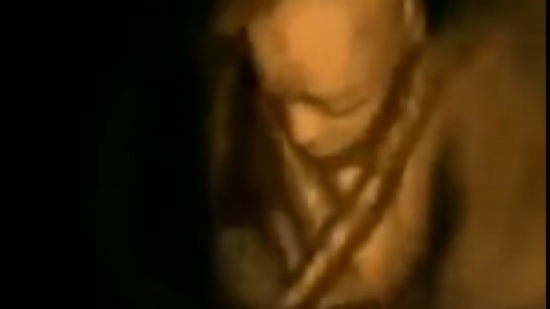 شاهد..  جنين يؤدي حركات بهلوانية في بطن أمه