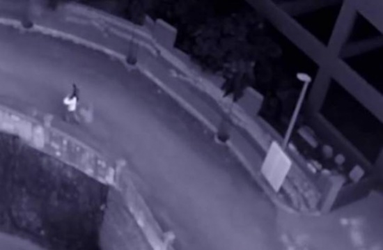 "شبح" يلاحق زوجين