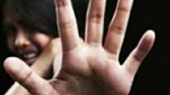 مسؤول كبير يتحرش جنسيًا بعاملة نظافة ويمزق ملابسها