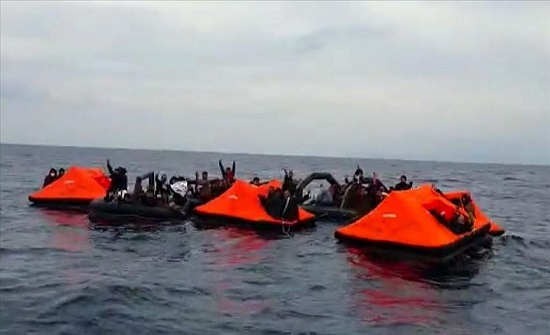 مشاهد توثق إلقاء قوات يونانية طالبي لجوء في البحر مكبلين .. بالفيديو