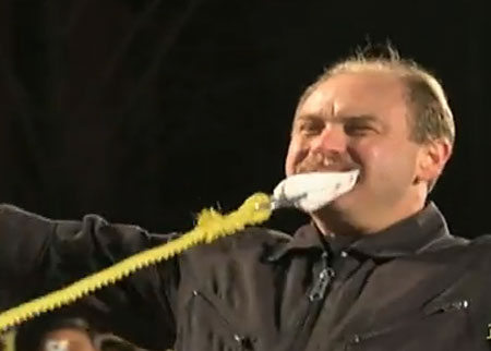 رجل يجر حافلة