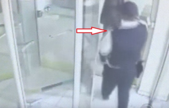 فيديو| حارس يقتل رجلاً بريئاً بعد فشله في ردع لصوص مسلحين!