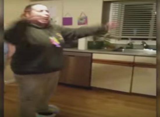 بالفيديو: أشخاص يتعرضون لمواقف محرجة بسبب "السكوتر الذكي"