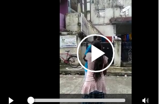 بالفيديو.. هندي يعرض نفسه للخطر بسبب رهان مع صديقته