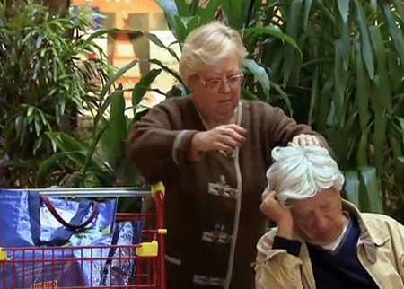 العجوز والشعر المستعار