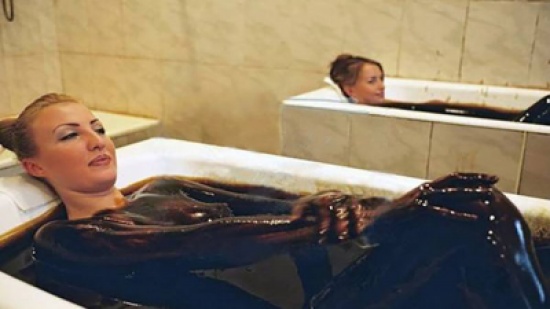 صور: دولة يغتسل ويستحم سكانها بالنفط.. لعلاج هذه الأمراض