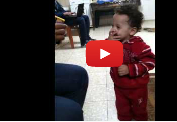 ردة فعل طريفة لطفل