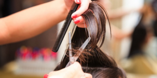 سيدة تطلب عاملة صالون تجميل إلى منزلها.. ففاجأتها بهذا التصرف