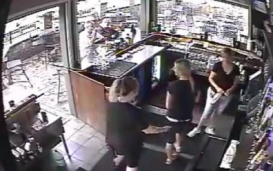 شاهد..  فتاة تنفذ مقلبًا مؤلمًا في صديقتها