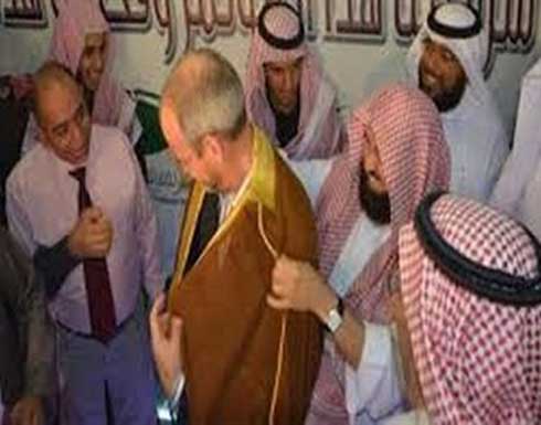 "السديس" يهدي عباءته لمنتج الفيلم المسيء للرسول بعد إسلامه "السديس" يهدي عباءته لمنتج الفيلم المسيء للرسول بعد إسلامه