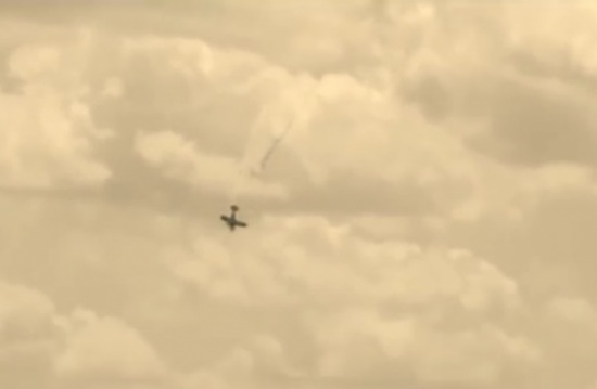 تحطم طائرة كندية خلال استعراض عسكري (فيديو)