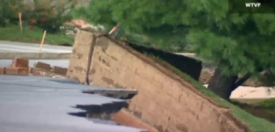 شاهد.. لحظة انهيار طريق عام في أمريكا