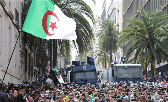 بالفيديو : الجزائر.. مظاهرات رافضة للانتخابات بالجمعة 40 للحراك