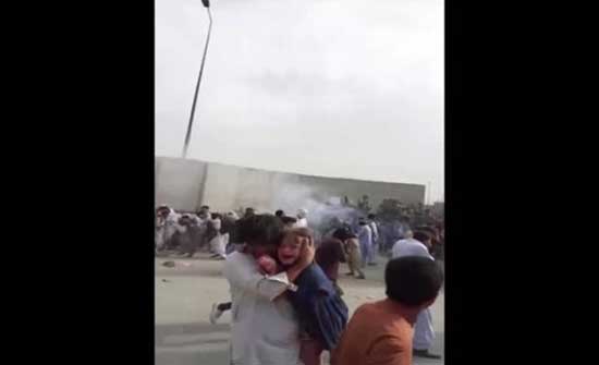 تدافع وصراخ وإطلاق نار.. مئات الأفغان يحاولون دخول مطار كابل - بالفيديو تدافع وصراخ وإطلاق نار.. مئات الأفغان يحاولون دخول مطار كابل - بالفيديو