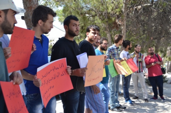 بالصور ... ذبحتونا أمام التعليم العالي :  رفعوا سعر الماجستير