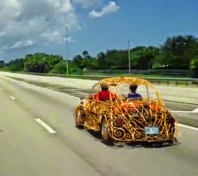 فيديو: سيارة ذهبية بدون جسم خارجي