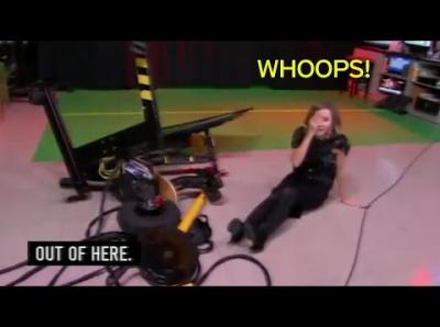 مذيعة تسقط على الهواء مباشرة.. وهذا ما حدث لها!