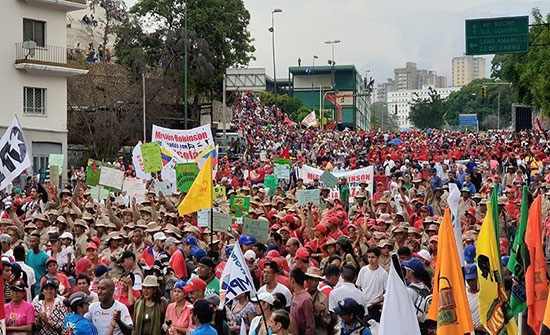 فنزويلا.. أنصار مادورو ينزلون إلى الشارع دعما للحكومة