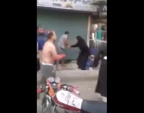 بالفيديو: امرأة تنقذ شاب في معركة طاحنة بالأسلحة البيضاء في مصر