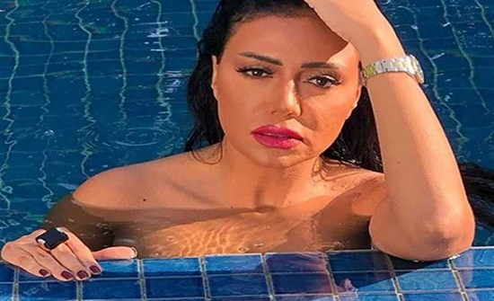 رانيا يوسف معجبة بجسم “بيج رامي” وتبعث له برسالة.. والجمهور: ”ابعدي عنه هيضيع” رانيا يوسف معجبة بجسم “بيج رامي” وتبعث له برسالة.. والجمهور: ”ابعدي عنه هيضيع”