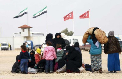 آلاف السوريين ينتظرون في وضع “يائس″ قرارا تركيا بفتح الحدود آلاف السوريين ينتظرون في وضع “يائس″ قرارا تركيا بفتح الحدود
