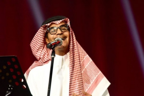 بالفيديو: رابح صقر يستدعي ابنته على المسرح ويستقبلها بـ قبلة وحضن بالفيديو: رابح صقر يستدعي ابنته على المسرح ويستقبلها بـ قبلة وحضن