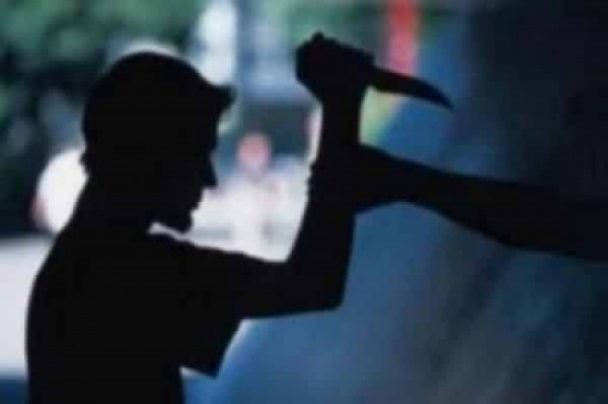 عقب الانتهاء من الصلاة.. مواطن يطعن شخص بسكينة في رقبته ! عقب الانتهاء من الصلاة.. مواطن يطعن شخص بسكينة في رقبته !