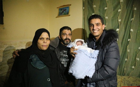 بالصور: الفنان محمد عساف يزور عائلة الطفل "محمد عساف"! بالصور: الفنان محمد عساف يزور عائلة الطفل "محمد عساف"!
