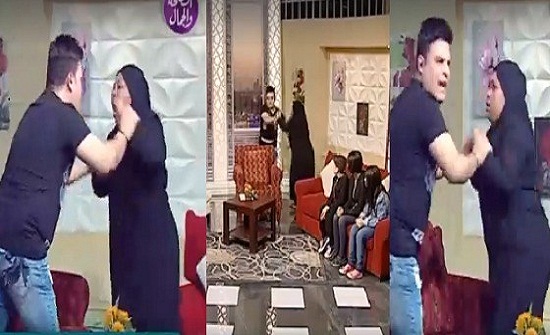 بالفيديو.. ممثلة مصرية تضرب مذيع على الهواء وسط ذهول الحاضرين بالفيديو.. ممثلة مصرية تضرب مذيع على الهواء وسط ذهول الحاضرين