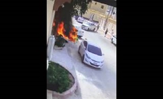 لحظة إنقاذ شاب سيارة اشتعلت النيران فيها (فيديو) لحظة إنقاذ شاب سيارة اشتعلت النيران فيها (فيديو)