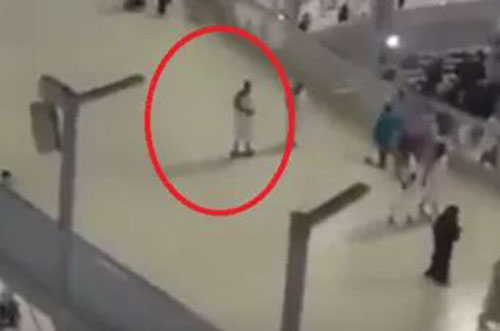 شاهد.. معتمر يثير الدهشة بـ الطواف حول الكعبة باستخدام عجلات تزلج